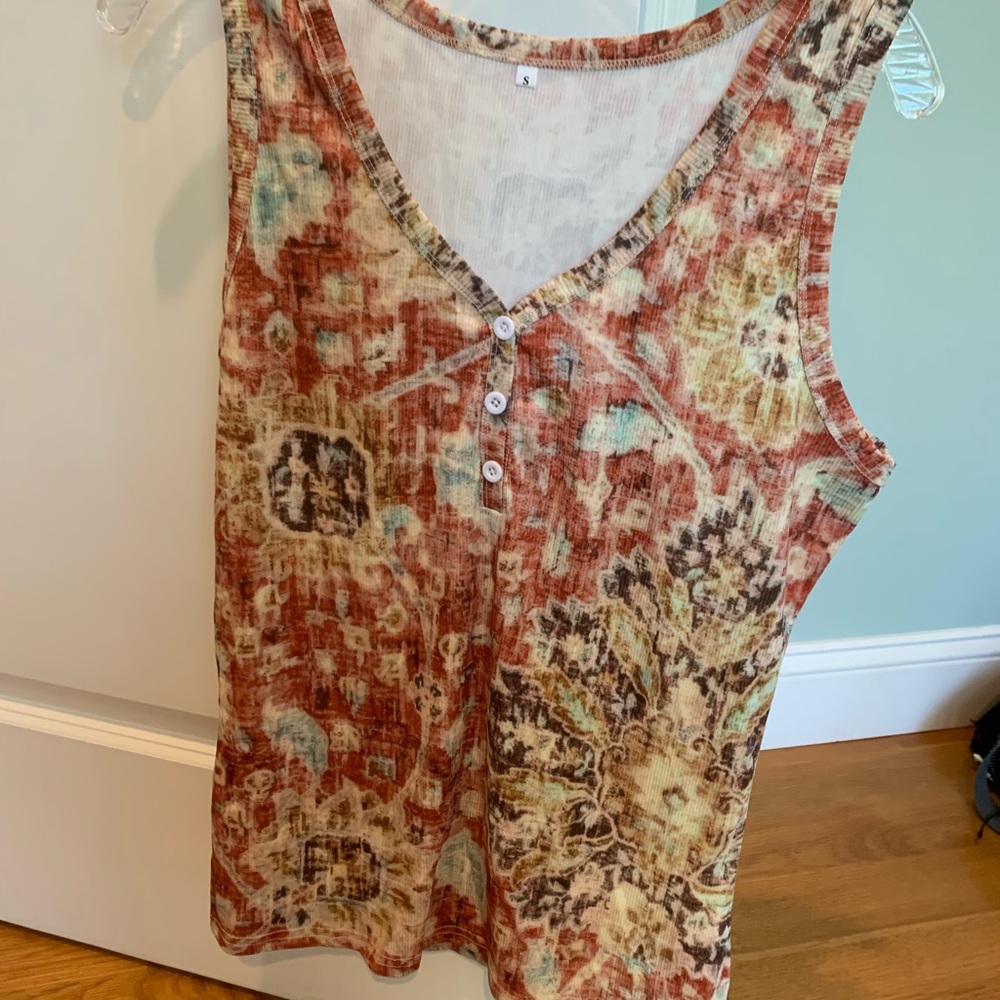 BUTTONED PRINTED V-NECK SLEEVELESS TANK TOP